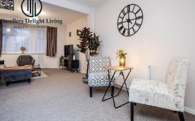 Dwellers Delight Living Ltd Serviced Accommodation Fabulous House 3 Bedroom, Hainault Prime Location ,Greater London With Parking & Wifi, 2 Bathroom, Garden