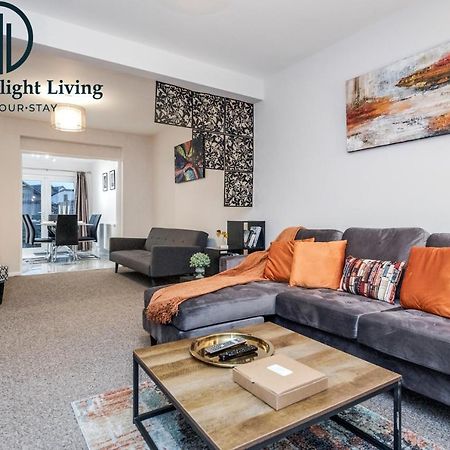Dwellers Delight Living: 3-Bedroom House with Garden in Hainault Chigwell Exterior photo