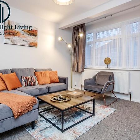 Dwellers Delight Living: 3-Bedroom House with Garden in Hainault Chigwell Exterior photo